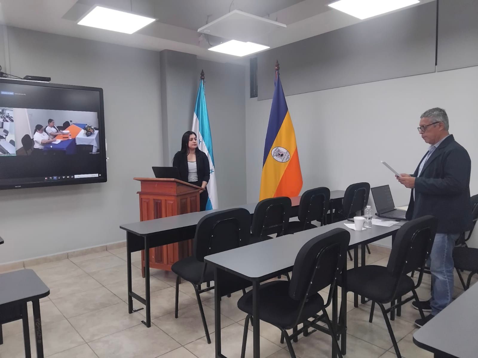 El Msc. Rudis Salinas durante la lectura del acta de defensa oral y pública.